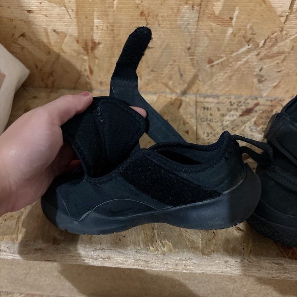 Kids nike running shoes size 9C - Picture 3 of 8